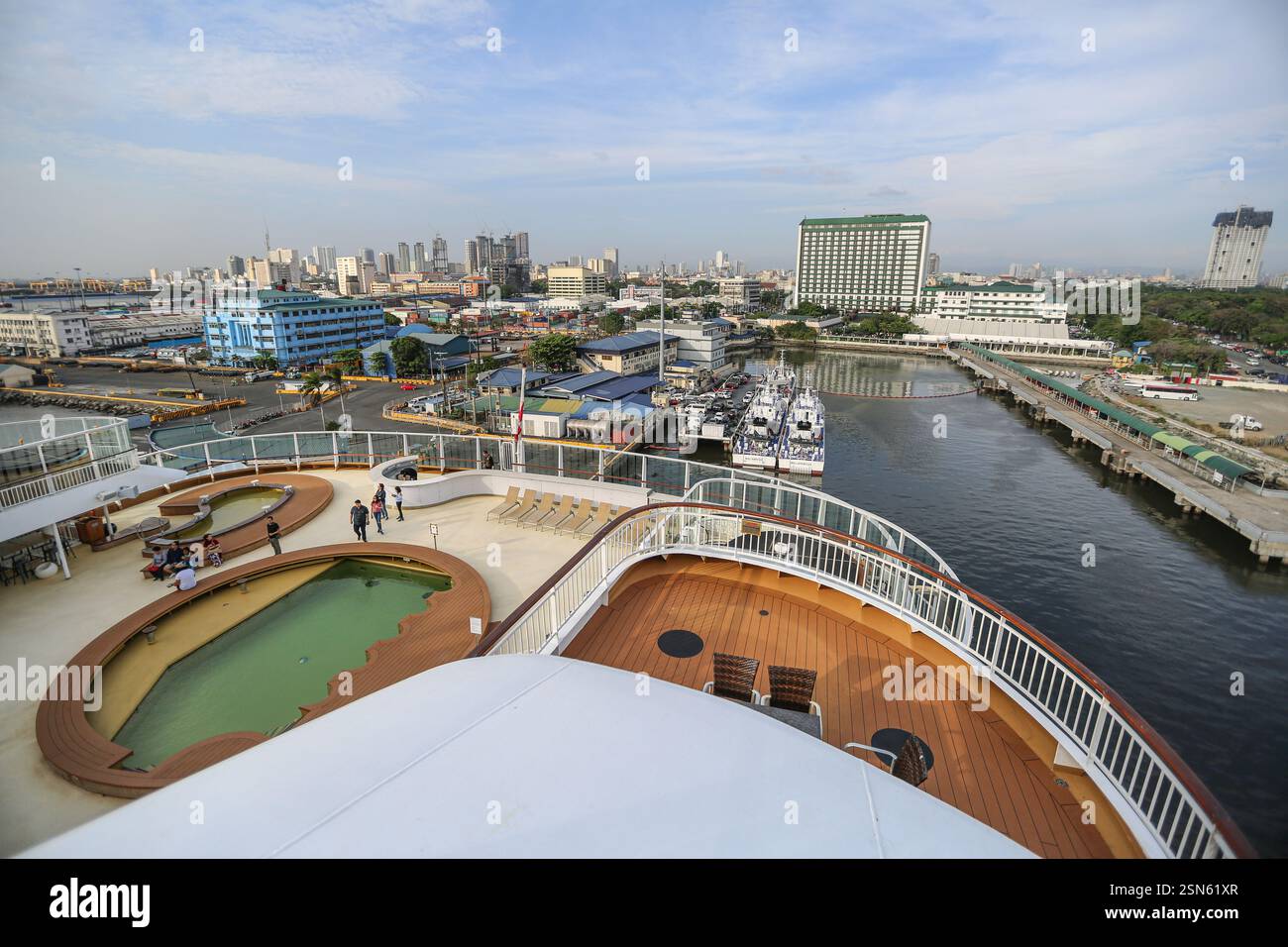 FOTOS: Manila, Philippinen. Februar 2025: Kreuzfahrtschiff macht Zwischenstopp im Südhafen von Manila. In einer Pressemitteilung zeigt sich die Philippine Ports Authority (PPA) optimistisch in Bezug auf den boomenden Kreuzfahrtsektor, nachdem die Zahl der Passagiere im Jahr 2024 um 61 % gestiegen war und 2025 mit einer Zunahme von 29,8% gerechnet wurde. Laufende Entwicklungen wie Investitionen in die Hafeninfrastruktur im gesamten Archipel zur Aufnahme von Kreuzfahrten zielen darauf ab, den Status der PH als führendes Kreuzfahrtziel weiter zu erhöhen, die lokale Wirtschaft anzukurbeln und den internationalen Tourismusmarkt zu fördern. Quelle: KEVIN IZORCE/Alamy Live News Stockfoto