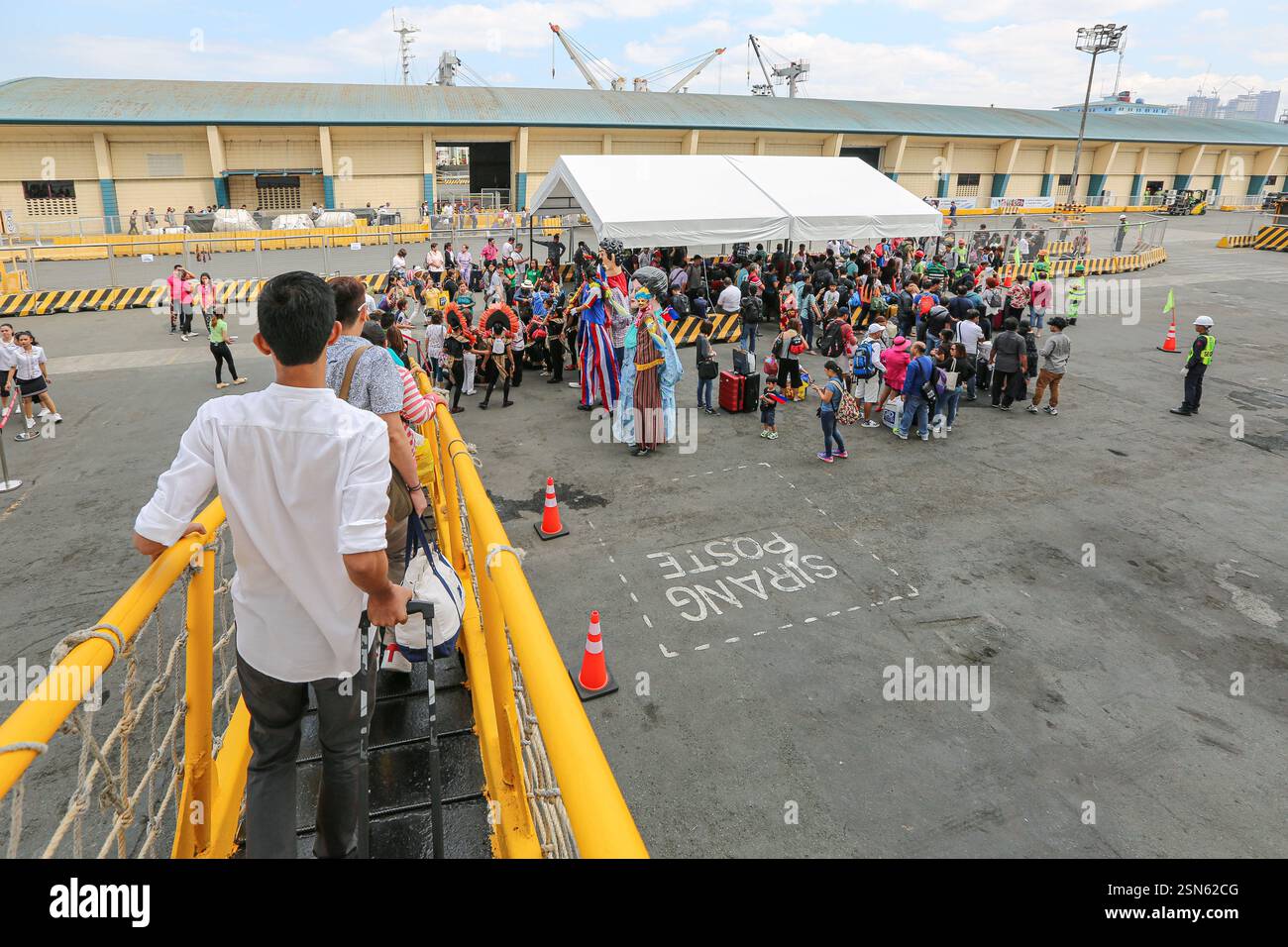 FOTOS: Manila, Philippinen. Februar 2025: Passagiere von einem Kreuzfahrtschiff steigen am Südhafen von Manila aus. In einer Pressemitteilung zeigt sich die Philippine Ports Authority (PPA) optimistisch in Bezug auf den boomenden Kreuzfahrtsektor, nachdem die Zahl der Passagiere im Jahr 2024 um 61 % gestiegen war und 2025 mit einer Zunahme von 29,8% gerechnet wurde. Laufende Entwicklungen wie Investitionen in die Hafeninfrastruktur im gesamten Archipel zielen darauf ab, den Status der PH als führendes Kreuzfahrtziel weiter zu erhöhen, die lokale Wirtschaft anzukurbeln und den internationalen Tourismusmarkt zu fördern. Quelle: KEVIN IZORCE/Alamy Live News Stockfoto