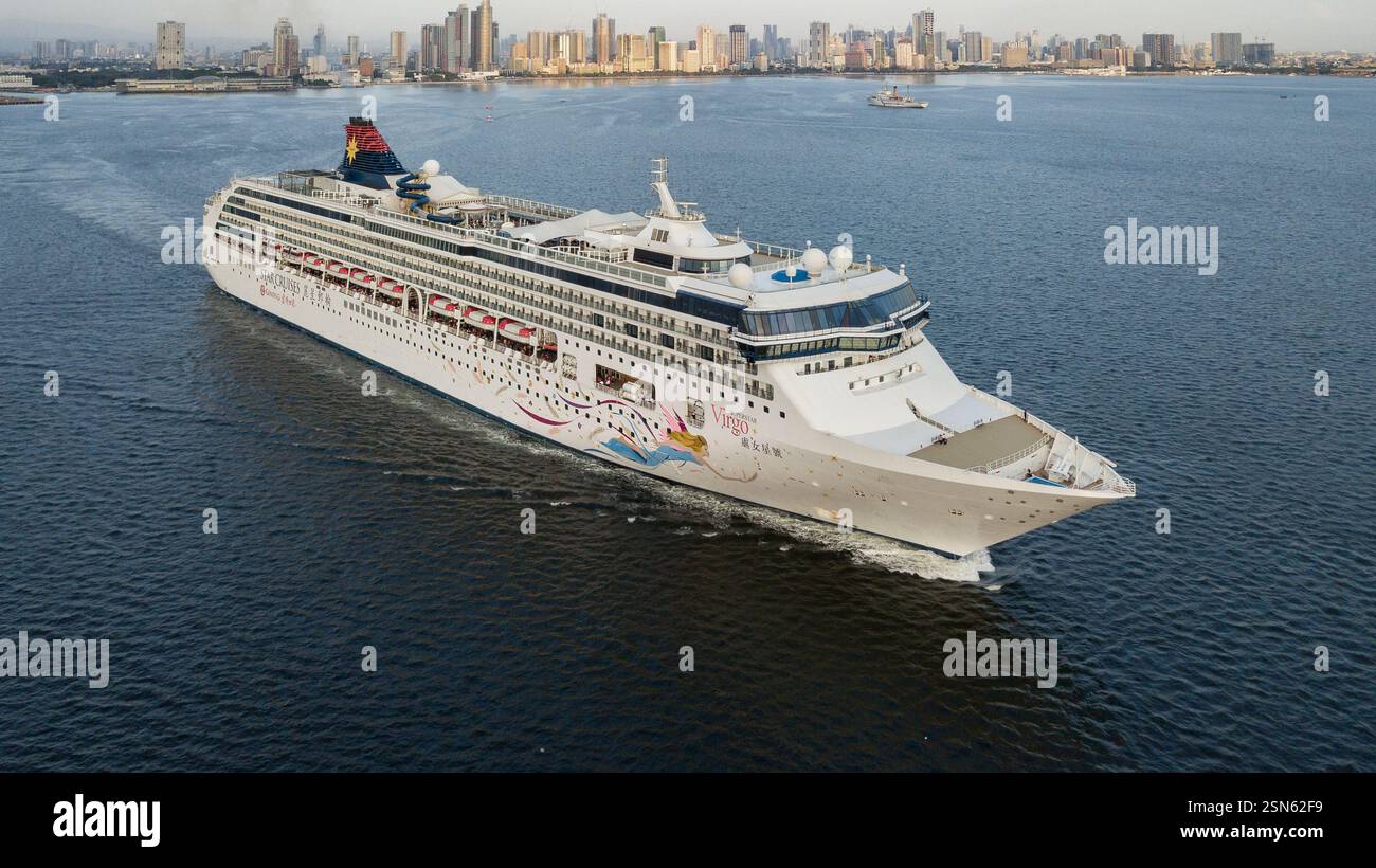 FOTOS: Manila, Philippinen. Februar 2025: Kreuzfahrtschiff SuperStar Virgo (jetzt StarCruises Star Navigator) bei einem Zwischenstopp in Manila. In einer Pressemitteilung zeigt sich die Philippine Ports Authority optimistisch hinsichtlich der boomenden Kreuzfahrtindustrie, nachdem die Zahl der Passagiere im Jahr 2024 um 61 % gestiegen war und 2025 mit einer Zunahme von 29,8% gerechnet wurde. Laufende Entwicklungen wie Investitionen in die Hafeninfrastruktur im Archipel zielen darauf ab, den Status von PH als führendes Kreuzfahrtziel weiter zu erhöhen, die lokale Wirtschaft anzukurbeln und den internationalen Tourismus zu fördern. Quelle: KEVIN IZORCE/Alamy Live News Stockfoto