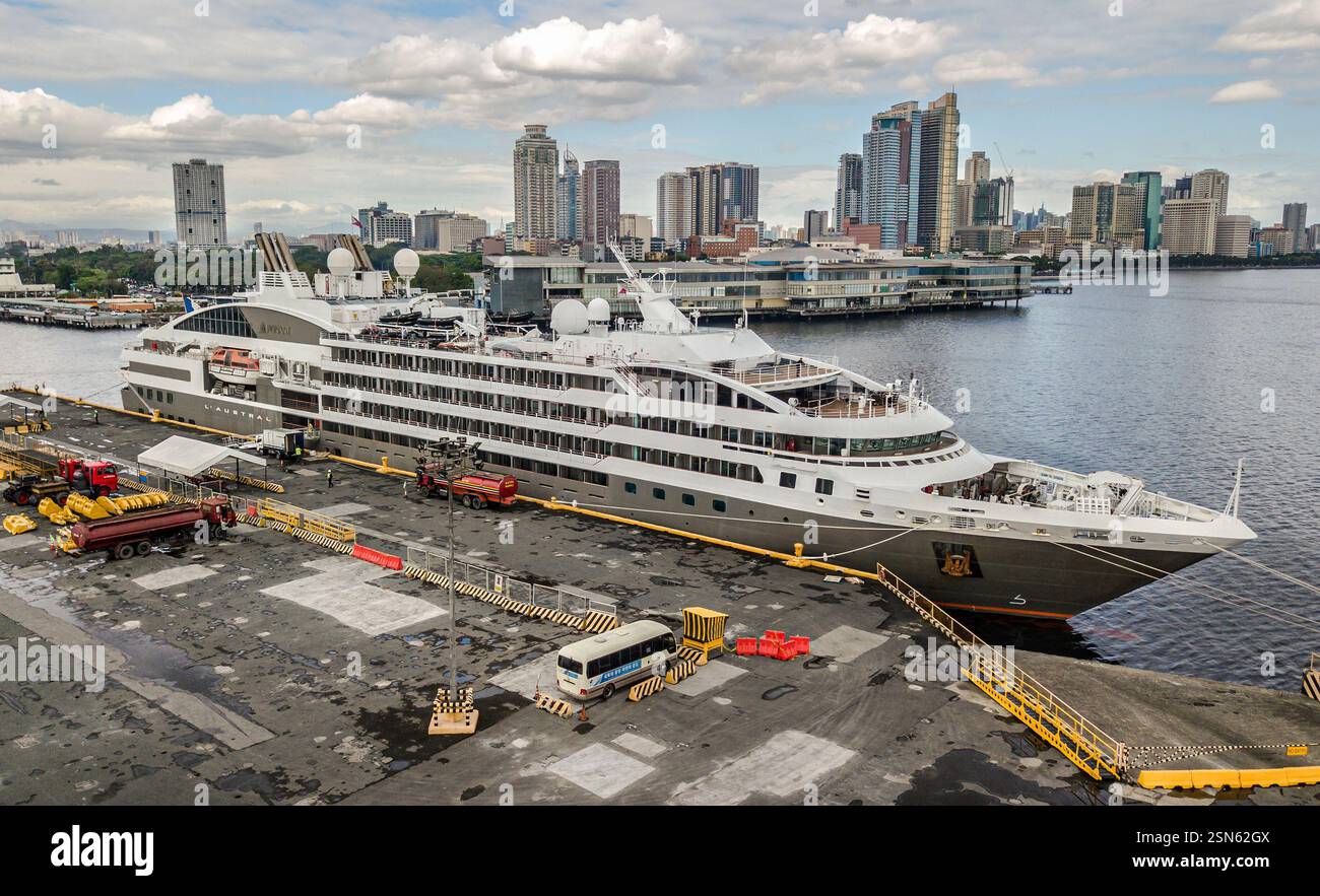 FOTOS: Manila, Philippinen. Februar 2025: Das Kreuzfahrtschiff L'AUSTRAL während eines Zwischenstopps im Südhafen von Manila. In einer Pressemitteilung zeigt sich die Philippine Ports Authority (PPA) optimistisch in Bezug auf den boomenden Kreuzfahrtsektor, nachdem die Zahl der Passagiere im Jahr 2024 um 61 % gestiegen war und 2025 mit einer Zunahme von 29,8% gerechnet wurde. Laufende Entwicklungen wie Investitionen in die Hafeninfrastruktur im Archipel zielen darauf ab, den Status der PH als führendes Kreuzfahrtziel weiter zu erhöhen, die lokale Wirtschaft anzukurbeln und den internationalen Tourismusmarkt zu fördern Credit: KEVIN IZORCE/Alamy Live News Stockfoto