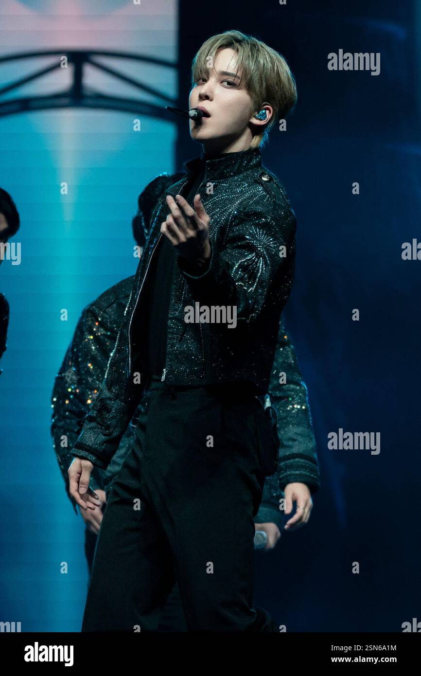 Mailand, Italien. 20. Januar 2025. Die K-Pop-Boy-Gruppe ATEEEZ tritt auf dem Unipol Forum für ihre Towards the Light: Will to Power 2025 Europe Tour auf Stockfoto