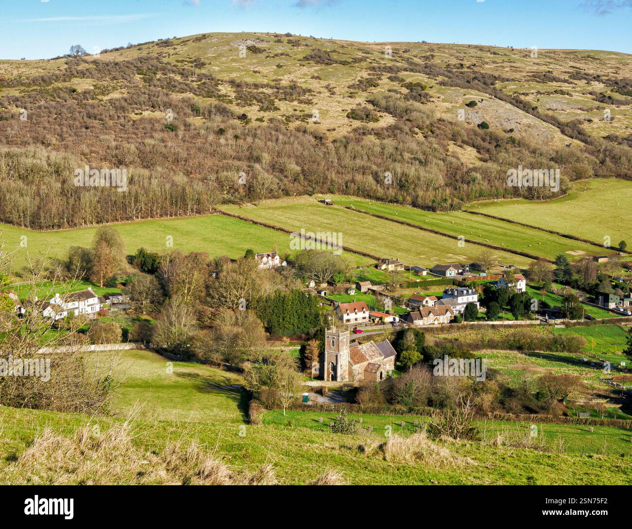 Das Dorf Compton Bishop und St Michael's Church, eingebettet in ein Tal zwischen Wander-Down und Crook Peak in den Mendip Hills von Somerset UK Stockfoto