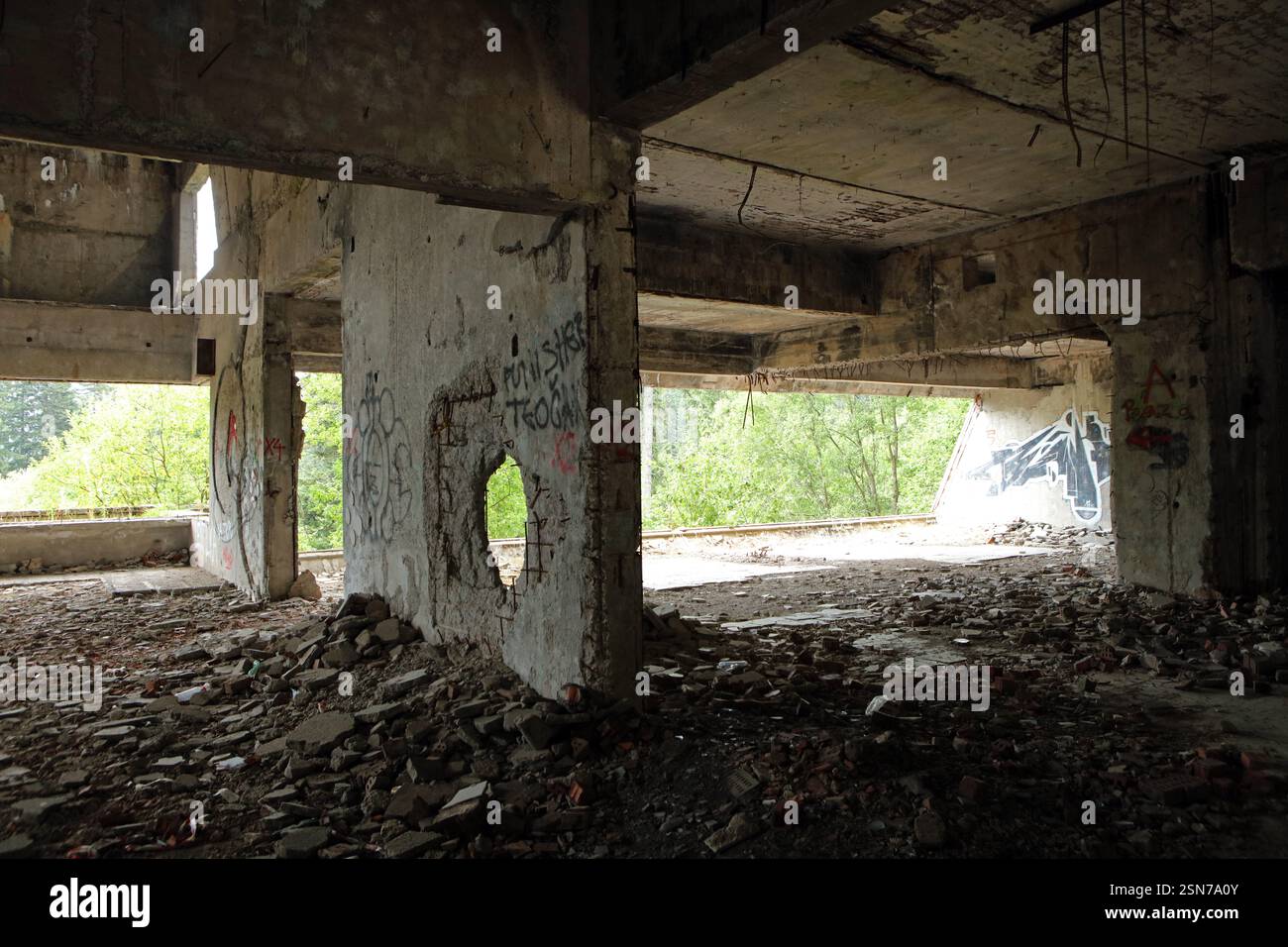 Ehemaliges Olympisches Hotel Igman in der Nähe des Berges Igman, beschädigt während der Belagerung von Sarajevo, Bosnien und Herzegowina Stockfoto