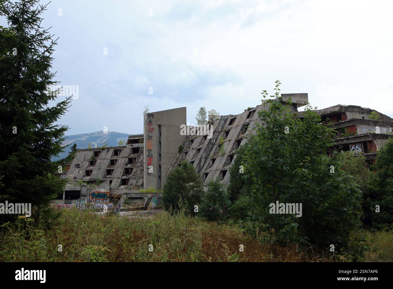 Ehemaliges Olympisches Hotel Igman in der Nähe des Berges Igman, beschädigt während der Belagerung von Sarajevo, Bosnien und Herzegowina Stockfoto
