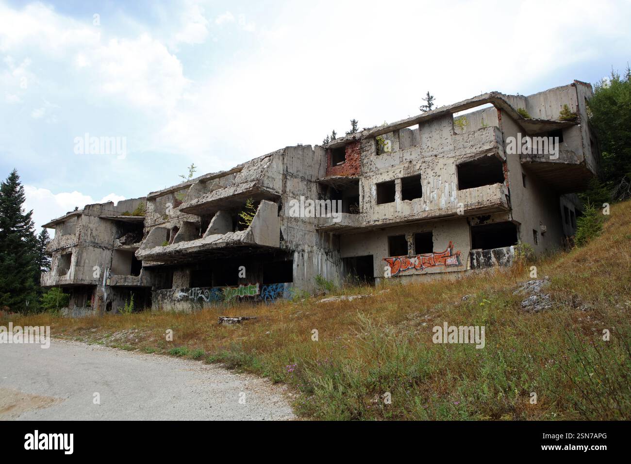 Ehemaliges Olympisches Hotel Igman in der Nähe des Berges Igman, beschädigt während der Belagerung von Sarajevo, Bosnien und Herzegowina Stockfoto