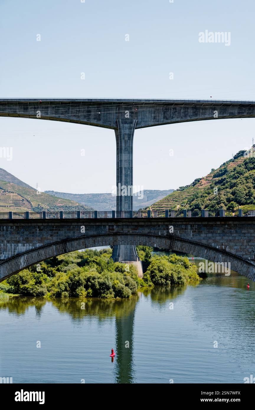 Nahaufnahme der Ponte da Régua und der A24-Brücke über den Douro Stockfoto
