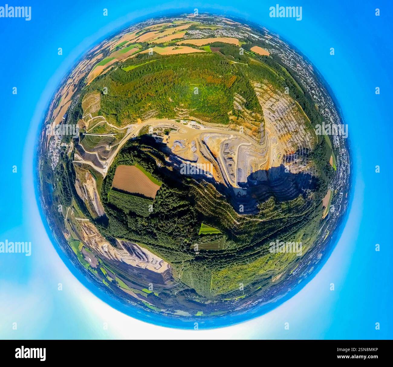 Luftaufnahme, Steinbruch Rützkausen, Kalksteinbruch Rhein, Waldgebiet, Erdkugel, Fisheye-Bild, 360-Grad-Bild, winzige Welt, kleiner Planet, Fisheye Stockfoto