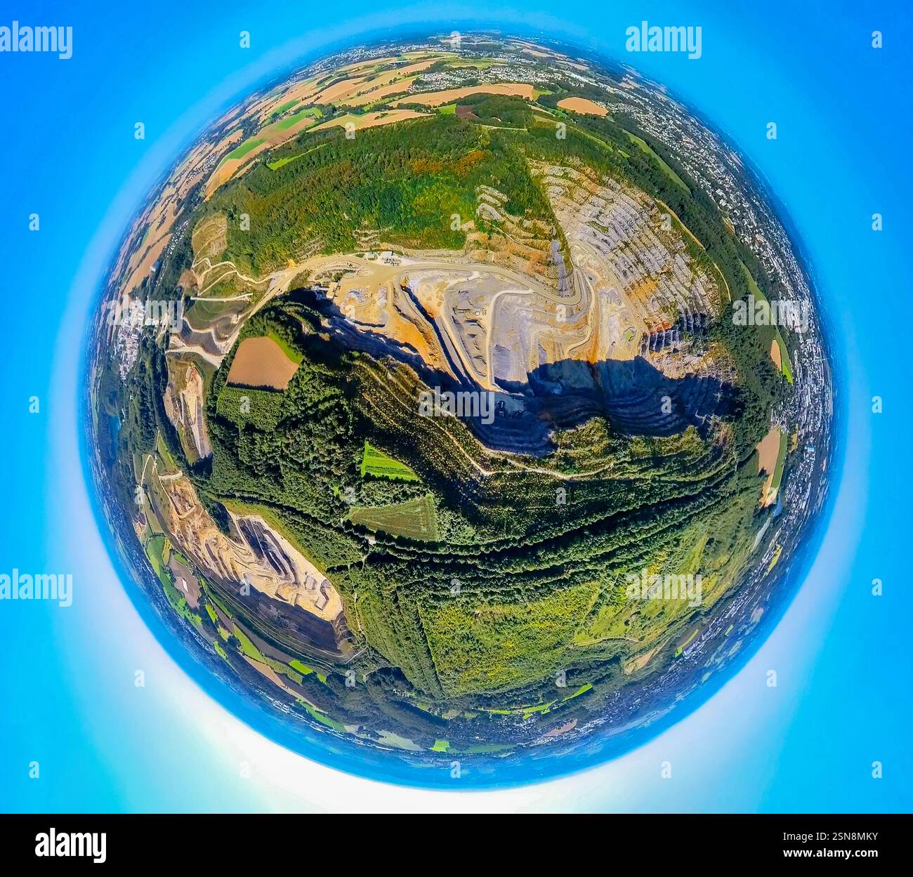 Luftaufnahme, Steinbruch Rützkausen, Kalksteinbruch Rhein, Waldgebiet, Erdkugel, Fisheye-Bild, 360-Grad-Bild, winzige Welt, kleiner Planet, Fisheye Stockfoto