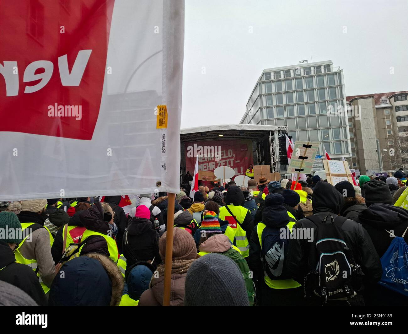 Berlin, Deutschland - 13. Februar 2025: Rallye der Mitarbeiter des öffentlichen Sektors der VER. DI union in Berlin beim Bundesministerium der Finanzen in der Wilhelmstr. Stockfoto