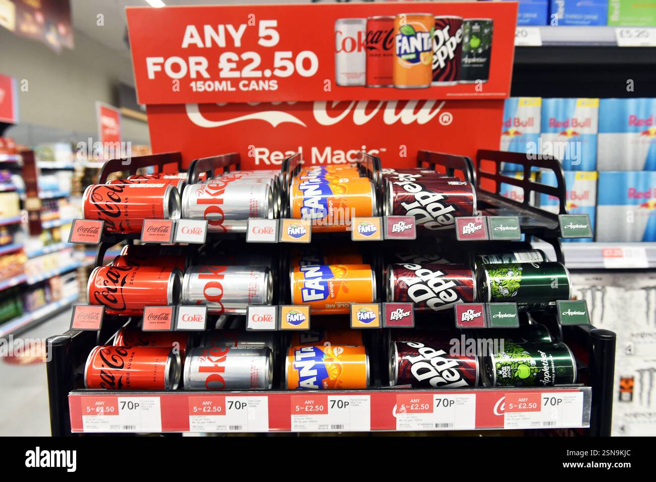 Cola-Cola-Cola-Produkte im Supermarkt in Großbritannien Stockfoto
