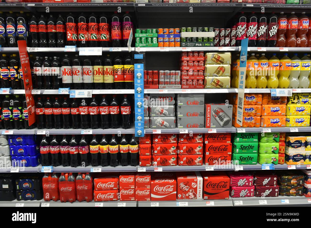 Cola-Cola-Cola-Produkte im Supermarkt in Großbritannien Stockfoto