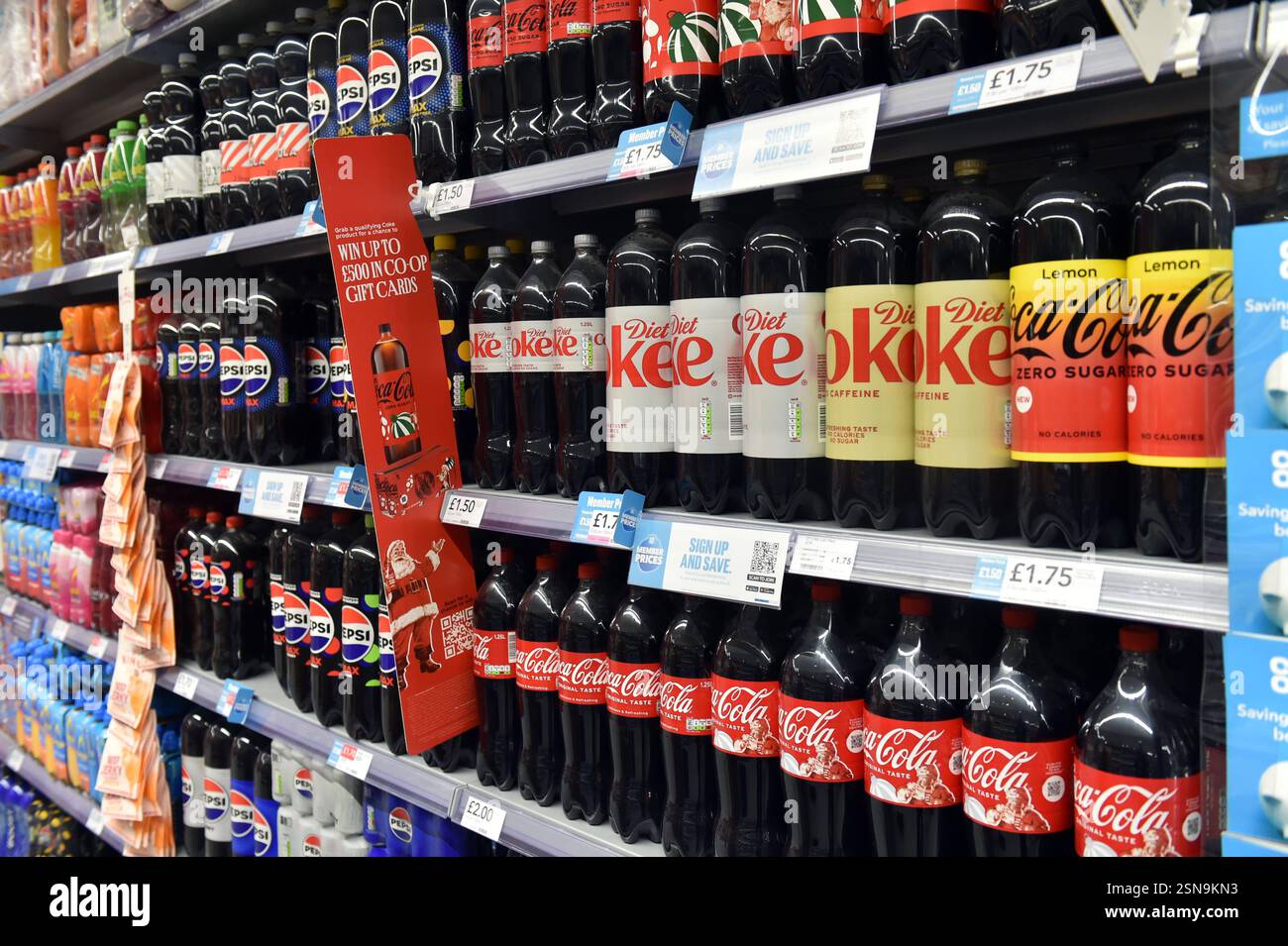 Cola-Cola-Cola-Produkte im Supermarkt in Großbritannien Stockfoto