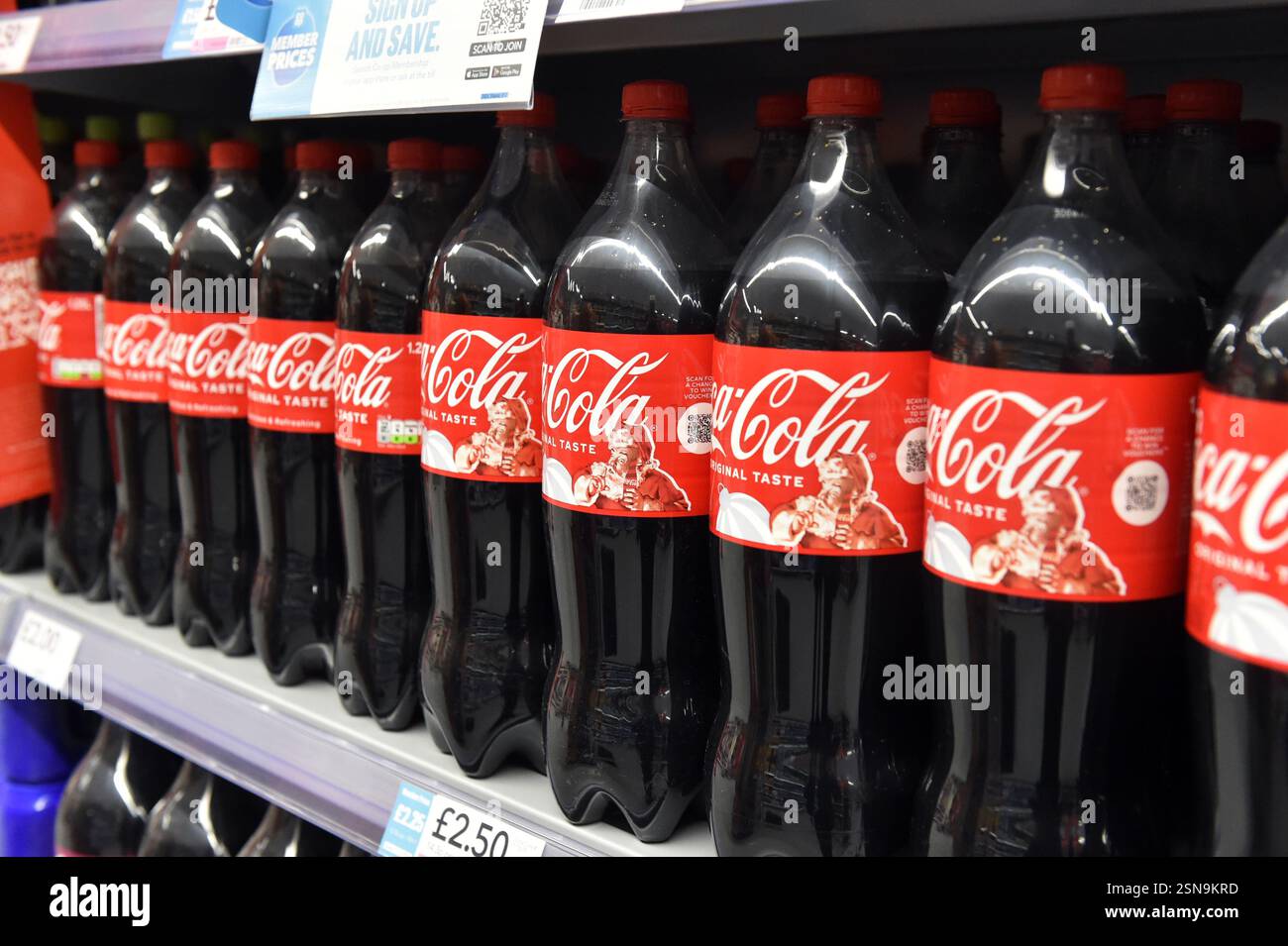 Cola-Cola-Cola-Produkte im Supermarkt in Großbritannien Stockfoto