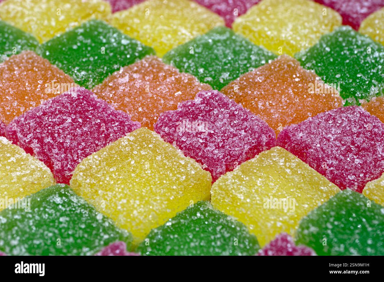Viele bunte Gummitropfen. Nahaufnahme, abstrakter Essenshintergrund. Stockfoto