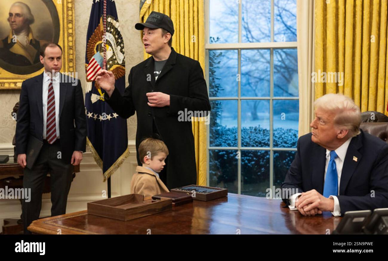 DONALD TRUMP, US-Präsident, mit Elon Musk und einem seiner Söhne, am 12. Februar 2025 im Weißen Haus. Foto: Weißes Haus Stockfoto