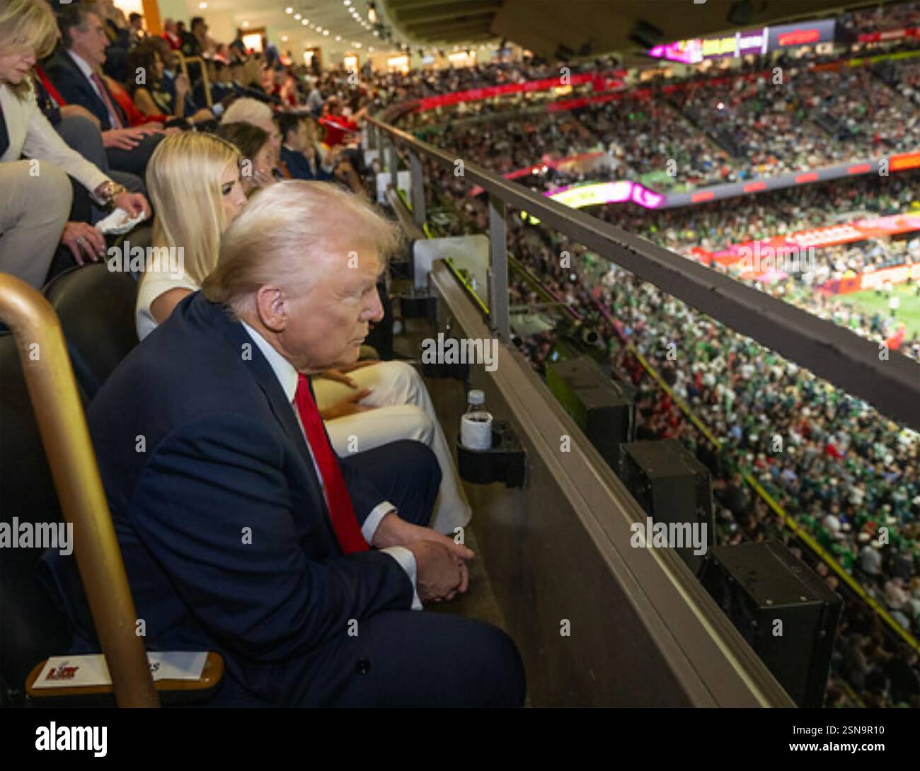 DONALD TRUMP, US-Präsident, beim Super Bowl am 9. Februar 2025. Foto: Weißes Haus Stockfoto