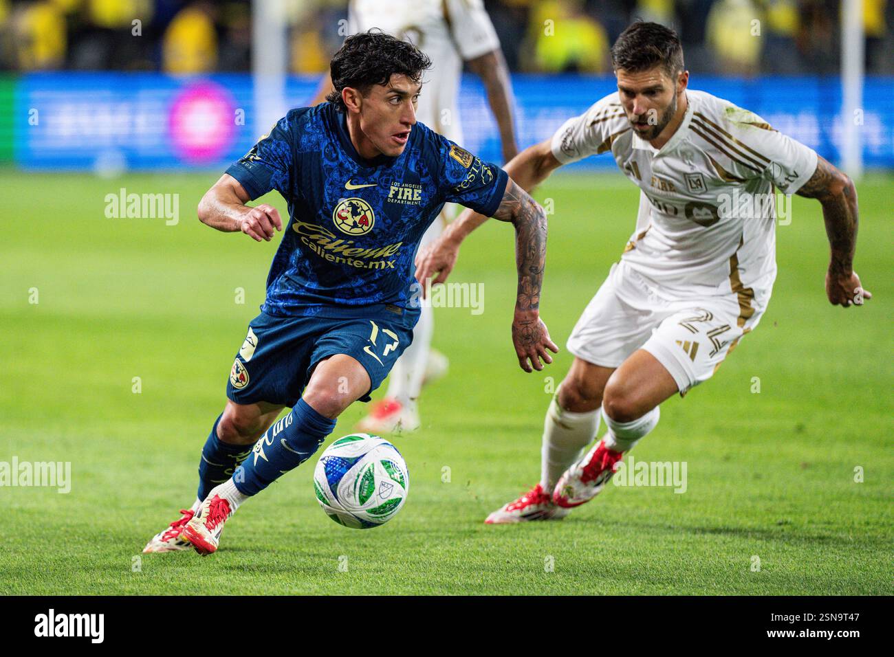 Der Mittelfeldspieler Alejandro Zendejas (17) wird vom LAFC-Mittelfeldspieler Ryan Hollingshead (24) während eines Freundschaftsspiels vor der Saison am Dienstag verteidigt Stockfoto