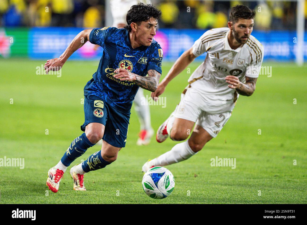 Der Mittelfeldspieler Alejandro Zendejas (17) wird vom LAFC-Mittelfeldspieler Ryan Hollingshead (24) während eines Freundschaftsspiels vor der Saison am Dienstag verteidigt Stockfoto