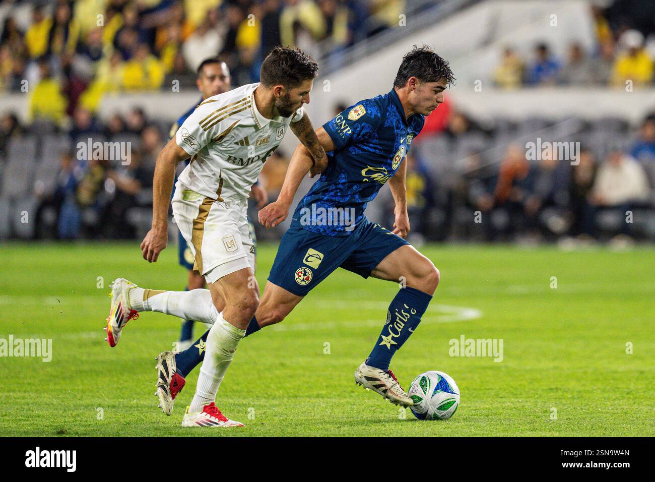 Dagoberto Espinoza (34) wird vom LAFC-Mittelfeldspieler Ryan Hollingshead (24) während eines Freundschaftsspiels vor der Saison am Dienstag verteidigt Stockfoto