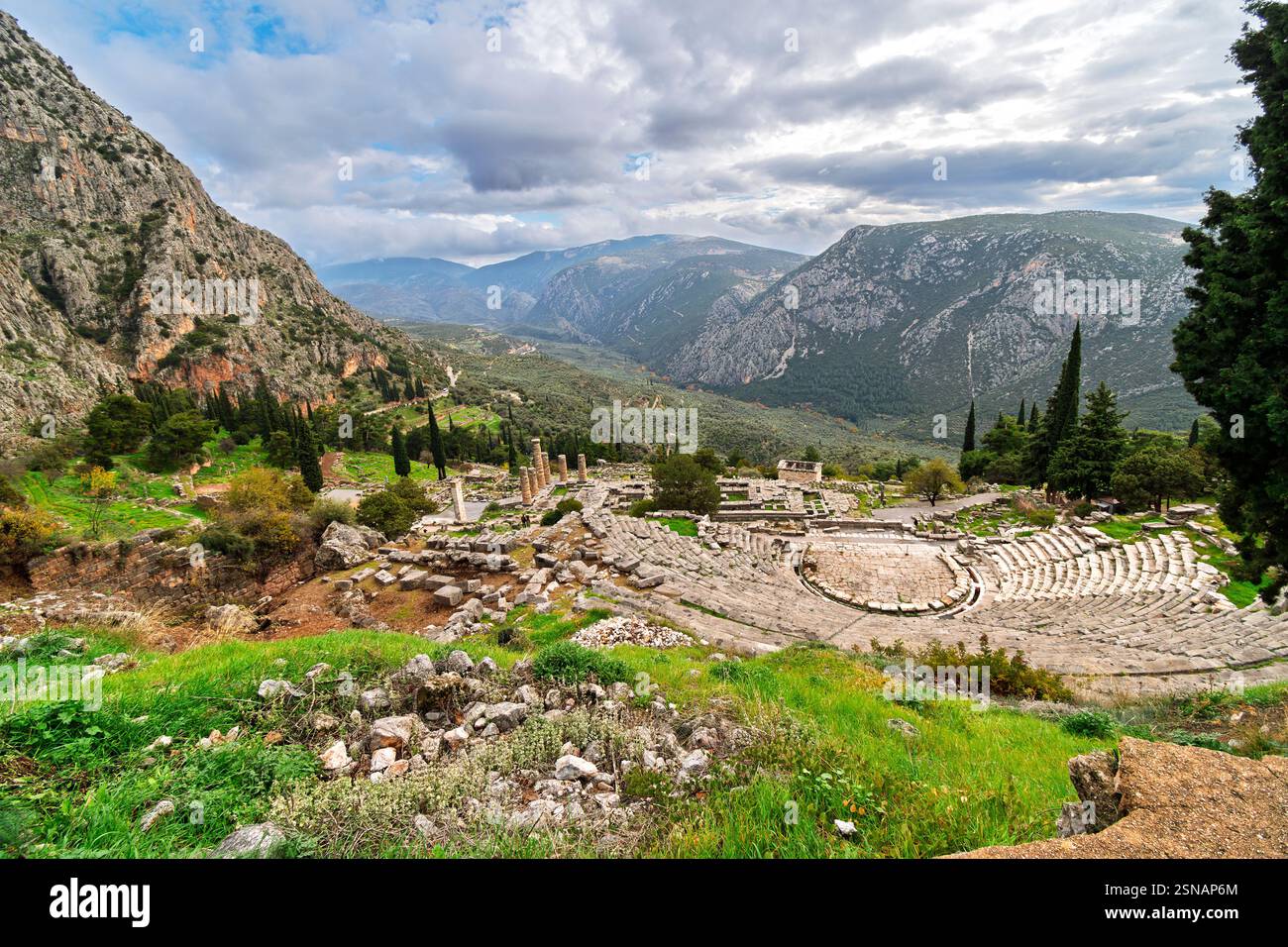 Blick auf das antike Theater, den Tempel des Apollo und die heiligen Stätten am Ort des griechischen Orakels in Delphi, Griechenland. Stockfoto