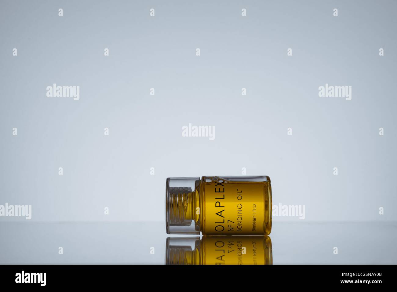 Straßburg, Frankreich - Oktober 2024 : Präsentation von Olaplex No. 7 Bonding Oil, in dem die Flasche und die Verpackung hervorgehoben werden. Hochwertiges Bild für Schönheitsprodukte für Stockfoto