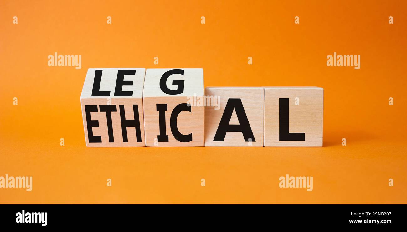 Ethisches und rechtliches Symbol. Gedrehte Holzwürfel mit den Worten ethisch und legal. Wunderschöner orangefarbener Hintergrund. Geschäftliche und ethische und rechtliche Konzepte. Kopieren Stockfoto