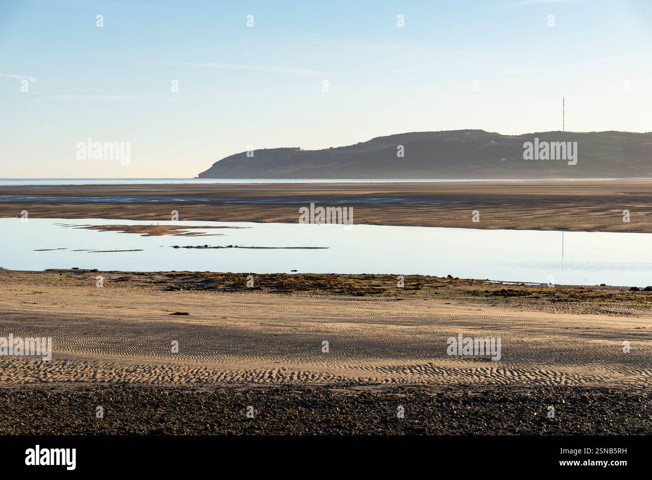Wunderschöner Morgen in Red Wharf Bay auf Anglesey, Nordwales. Stockfoto