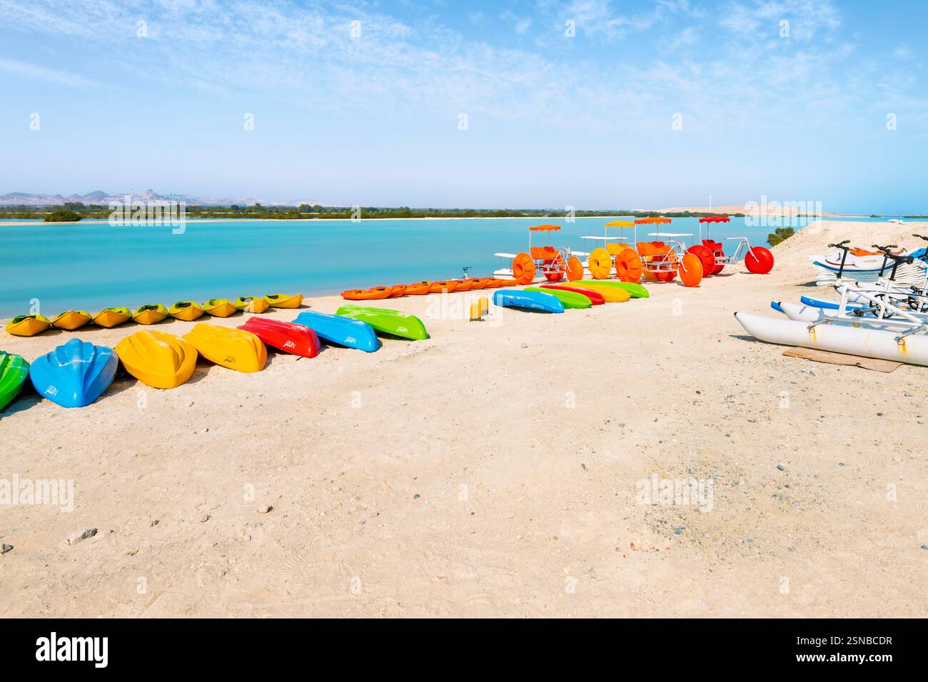 Wassersport-Freizeitfahrzeuge am Sandstrand in der Nähe von Mangrovenbäumen im Resort Wildlife Sanctuary der privaten Sir Bani Yas Island, VAE. Stockfoto
