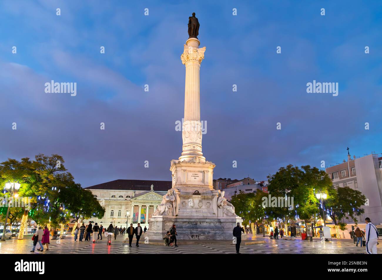 Eine beleuchtete Säule von Pedro IV. Monument in der Dämmerungsblauen Stunde am frühen Abend auf dem Rossio-Platz im Baixa-Viertel von Lissabon, Portugal. Stockfoto