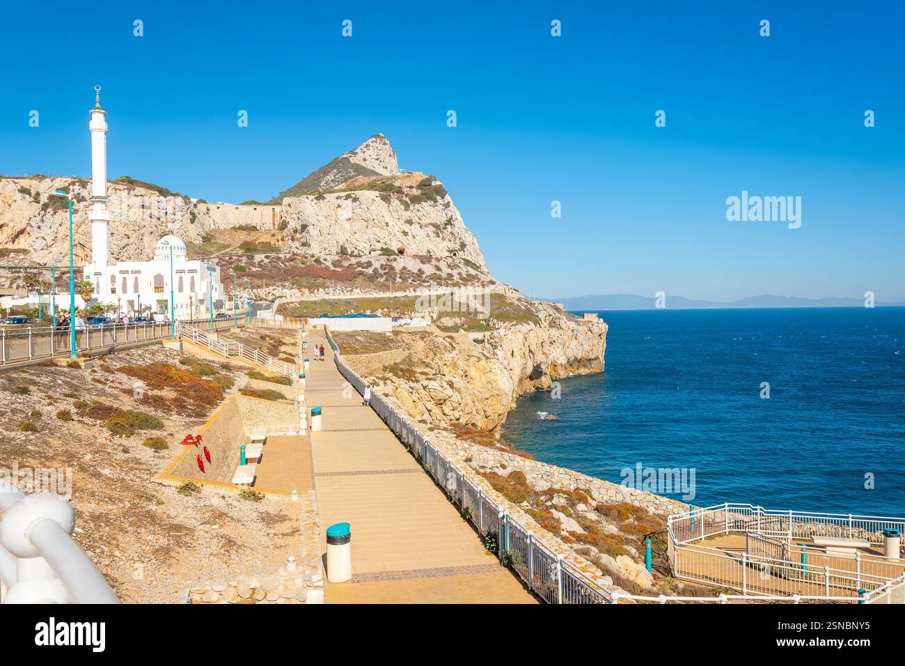 Die Ibrahim-al-Ibrahim-Moschee, auch bekannt als König-Fahad-bin-Abdulaziz-Al-Saud-Moschee an der Europa-Promenade am Felsen von Gibraltar, Großbritannien. Stockfoto
