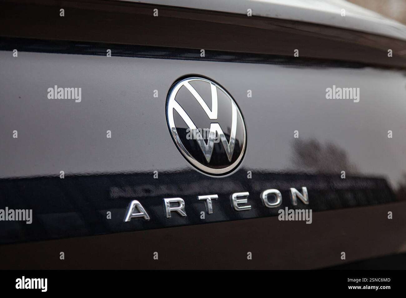 Vilnius, Litauen - 11. 10. 2024 - Emblem, Emblem mit Logo und Modellname auf dem Kofferraum von Volkswagen Arteon Stockfoto