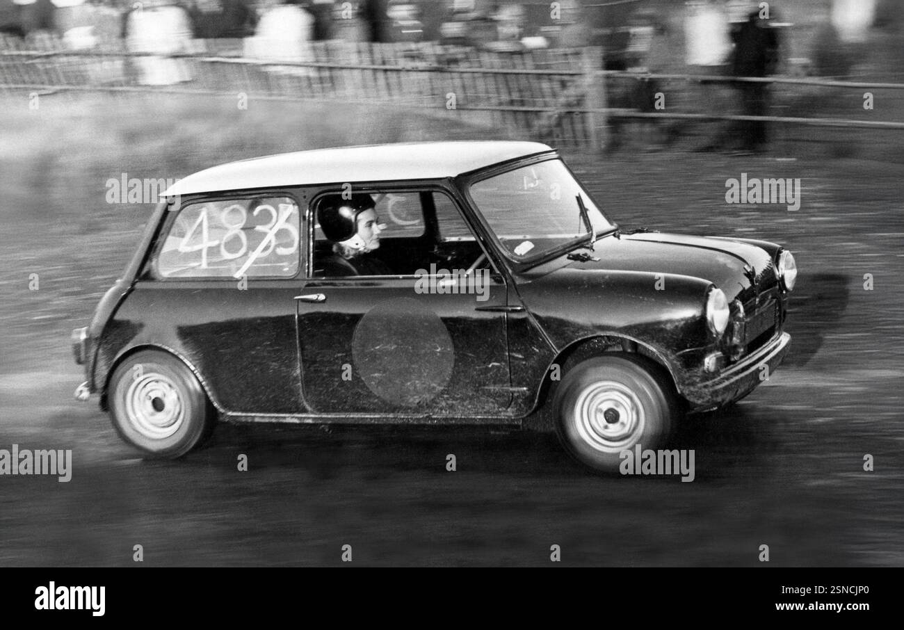 Fahrerin racing Mini Cooper an Loton Park Hill Climb 1968 Stockfoto