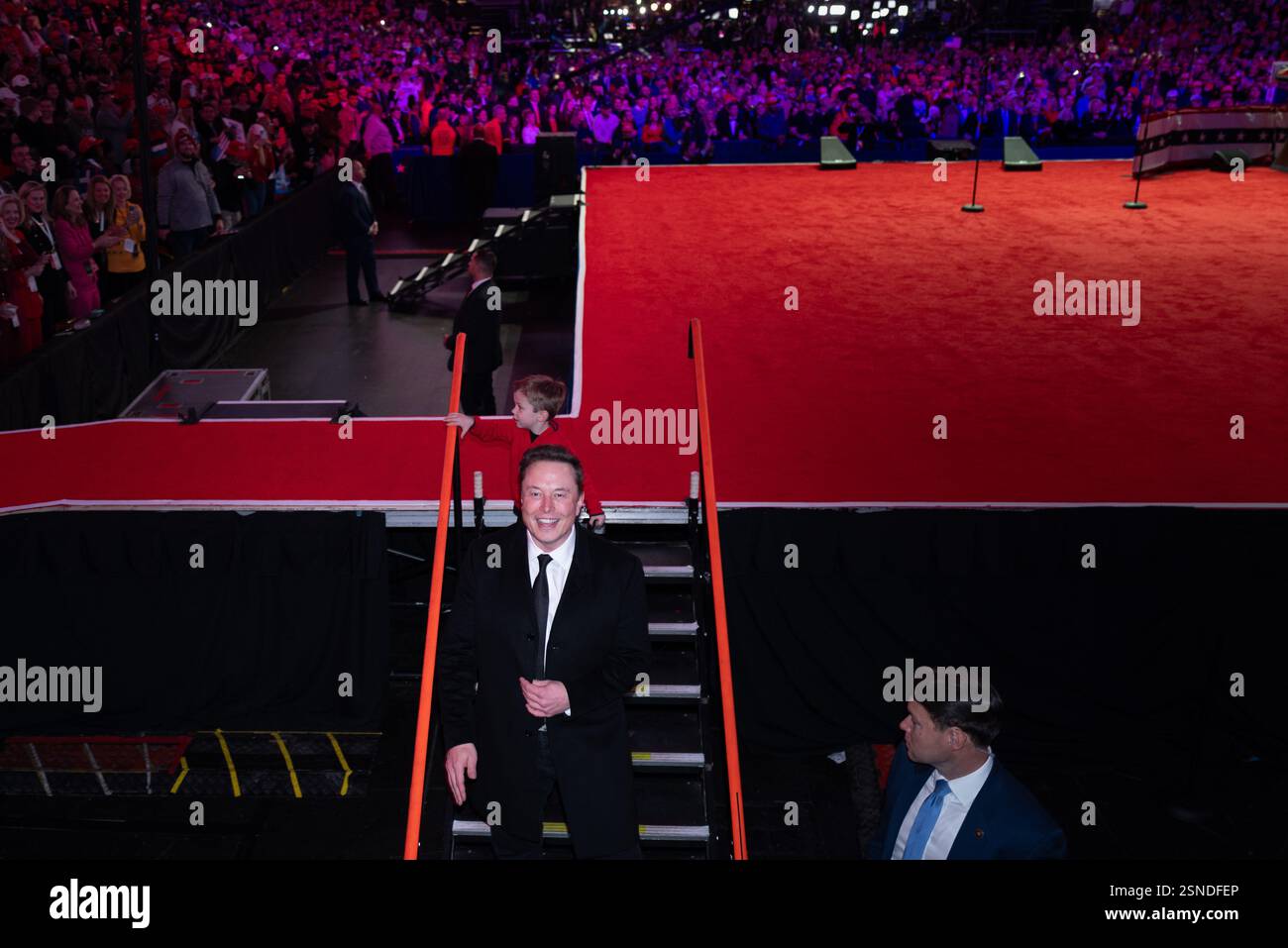 Der designierte Präsident Donald Trump veranstaltete eine Siegesveranstaltung im Capitol One Center, wo Elon Musk und sein Sohn X Musk auf der Bühne standen. Stockfoto