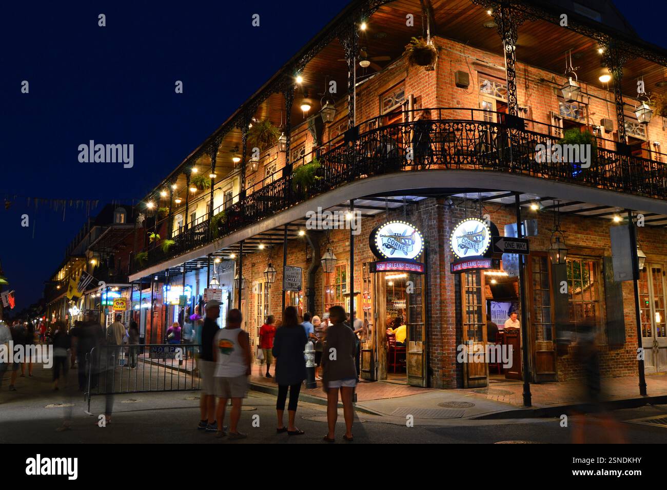 Im New Orleans French Quarter an der Bourbon Street beginnt sich nach Sonnenuntergang eine Party zu bilden Stockfoto