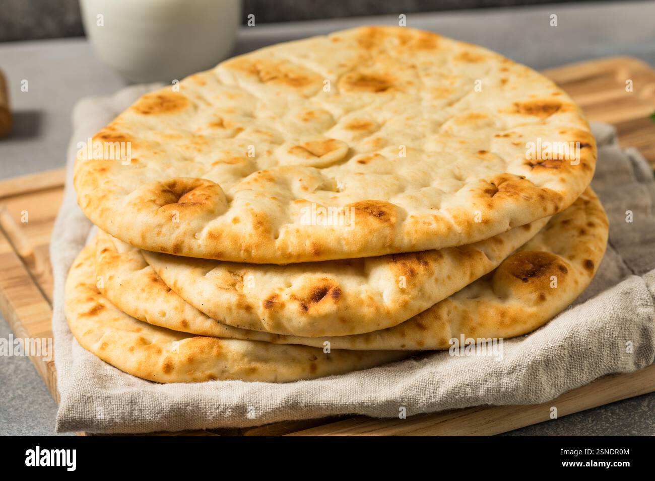 Hausgemachtes warmes Buttery Indian Naan Brot, das verzehrfertig ist Stockfoto