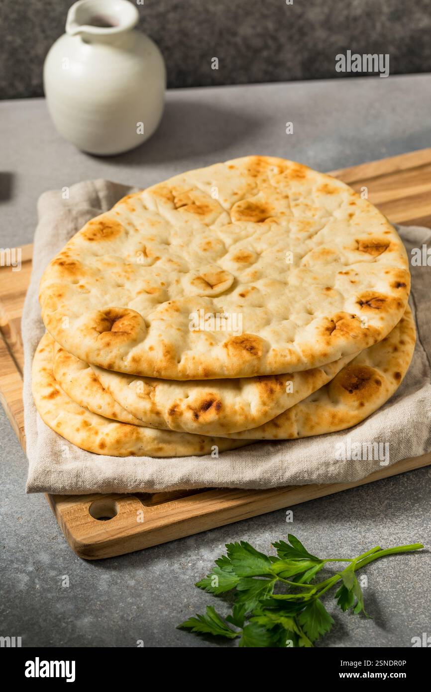 Hausgemachtes warmes Buttery Indian Naan Brot, das verzehrfertig ist Stockfoto
