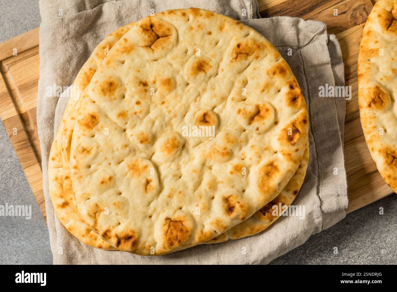 Hausgemachtes warmes Buttery Indian Naan Brot, das verzehrfertig ist Stockfoto