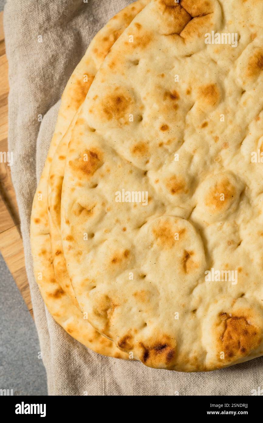 Hausgemachtes warmes Buttery Indian Naan Brot, das verzehrfertig ist Stockfoto