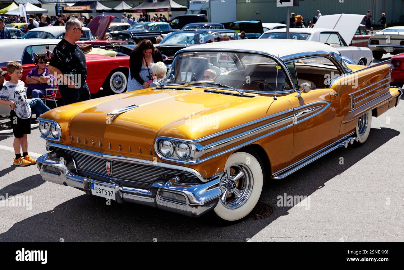 Ein goldfarbener Oldtimer, der die herausragenden Automobile der 1950er Jahre veranschaulicht. Stockfoto