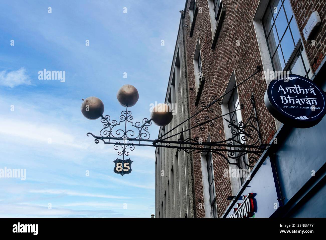 Das traditionelle Symbol des Pfandhändlers über ein ehemaliges Geschäft in der Marlborough Street, Dublin, Irland, das heute ein indisches Restaurant ist. Stockfoto