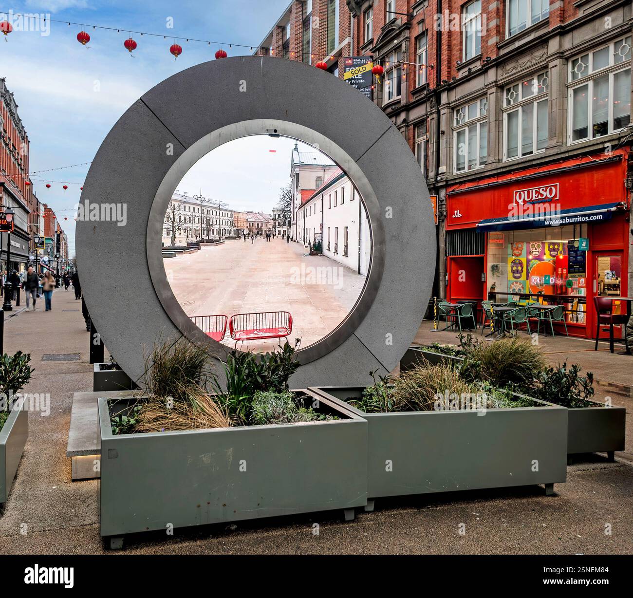 Das Dublin Portal in der North Earl Street zeigt jetzt eine Live-Verbindung zwischen Dublin, New York und anderen Städten in Polen, Brasilien und Litauen. Stockfoto