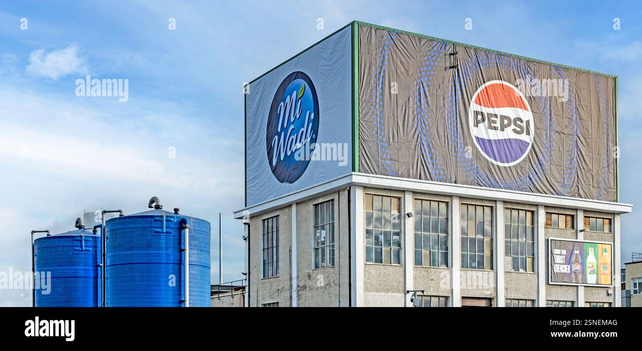 Die Britvic Ireland Betriebsstätte im Kylemore Park in Dublin, Irland, mit Werbung für einige der Marken, die sie in Irland abfüllen und vertreiben. Stockfoto