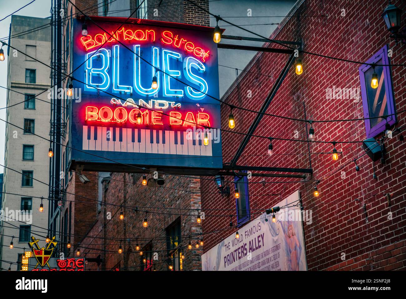 14. Oktober 2023, Nashville, TN: Neonzeichen einer beliebten blauen Bar in der Printers Alley in Nashville, Tennessee Stockfoto