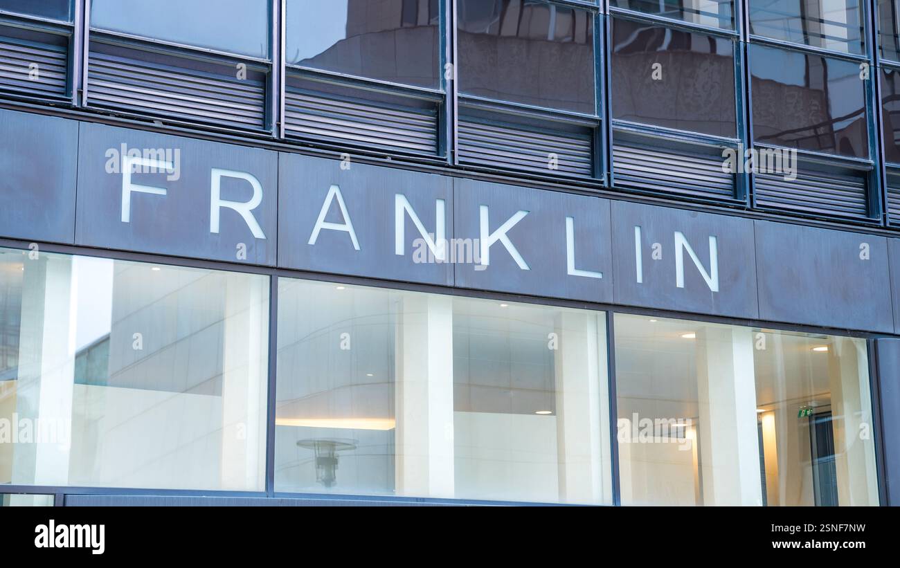 Moderne Architektur zeigt Franklins Namen in der städtischen Umgebung in der Abenddämmerung Stockfoto