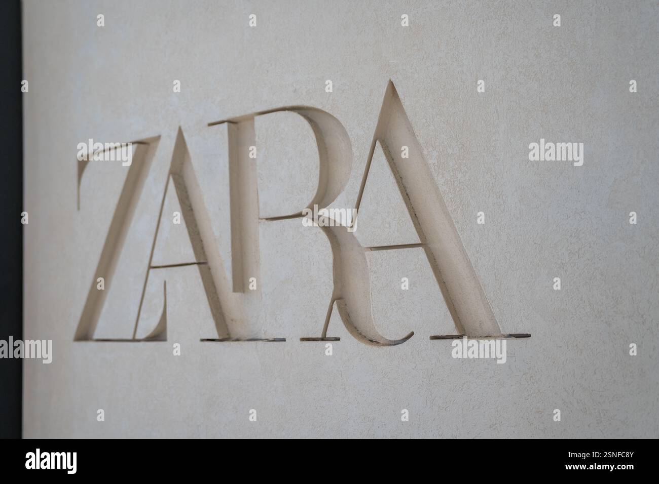 Elegantes Design im urbanen Einkaufsviertel Stockfoto