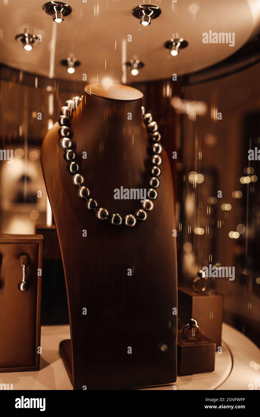 Moderner Metallic-Schmuck, Halskette mit Perlen im Schaufenster des Accessoires für Damen Stockfoto