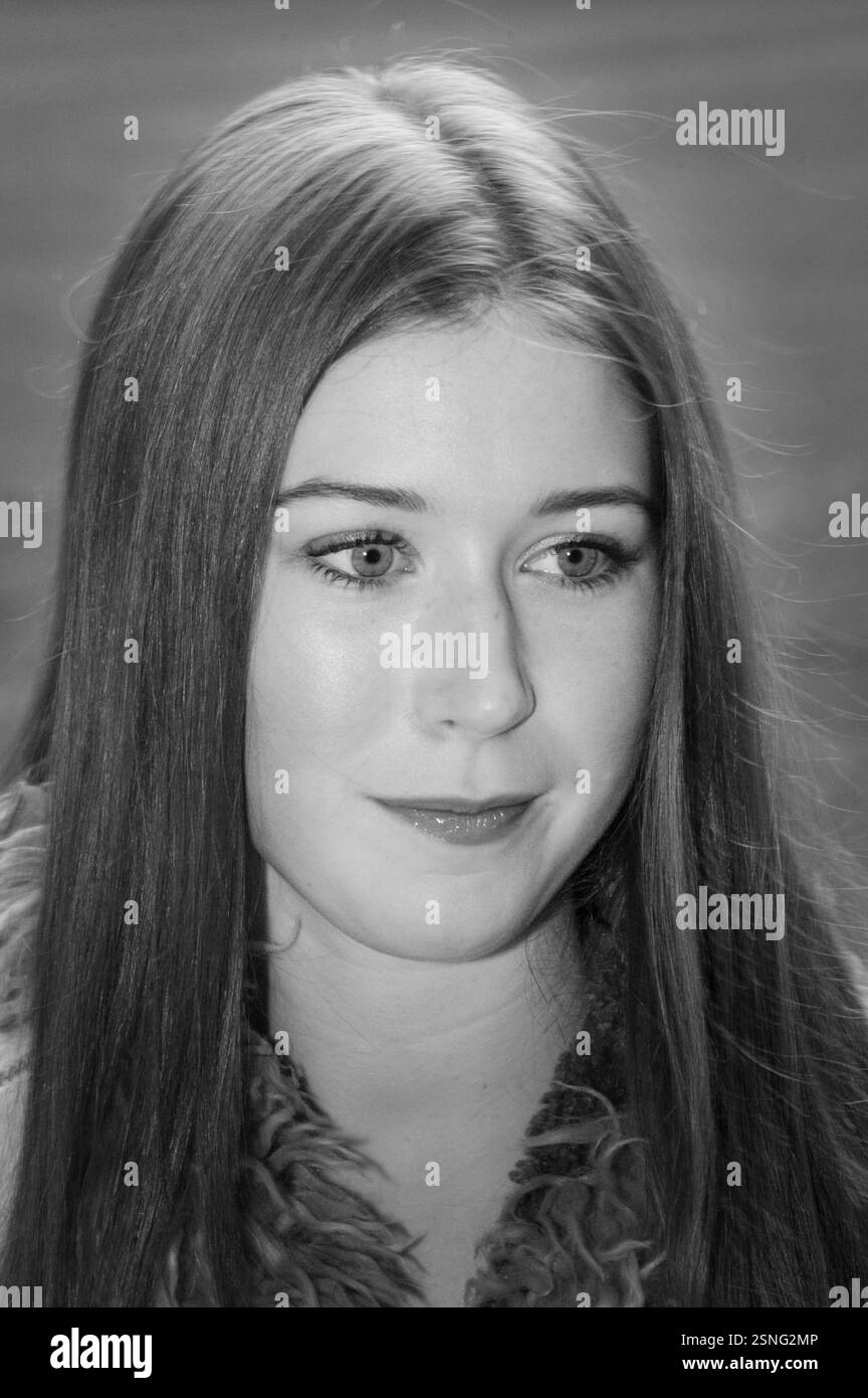 HAYLEY WESTENRA, JUNG, 2004: Sänger Hayley Westenra aus Neuseeland, am 27. März 2004 zu Beginn eines internationalen Rugbyspiels im Millennium Stadium in Cardiff. Foto: ROB WATKINS. INFO: Hayley Westenra ist eine neuseeländische klassische Crossover-Sängerin, die für ihre Engelsstimme und ihr Album Pure bekannt ist. Als Weltstar verbindet sie Klassik-, Folk- und Popstile. Westenra setzt sich durch ihre Musik auch für UNICEF und zahlreiche wohltätige Zwecke ein. Stockfoto