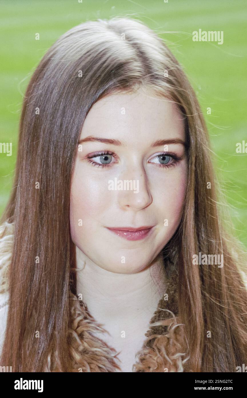 HAYLEY WESTENRA, JUNG, 2004: Sänger Hayley Westenra aus Neuseeland, am 27. März 2004 zu Beginn eines internationalen Rugbyspiels im Millennium Stadium in Cardiff. Foto: ROB WATKINS. INFO: Hayley Westenra ist eine neuseeländische klassische Crossover-Sängerin, die für ihre Engelsstimme und ihr Album Pure bekannt ist. Als Weltstar verbindet sie Klassik-, Folk- und Popstile. Westenra setzt sich durch ihre Musik auch für UNICEF und zahlreiche wohltätige Zwecke ein. Stockfoto