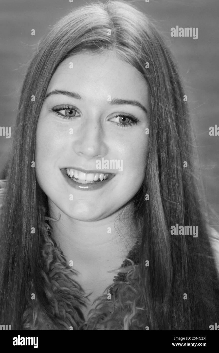 HAYLEY WESTENRA, JUNG, 2004: Sänger Hayley Westenra aus Neuseeland, am 27. März 2004 zu Beginn eines internationalen Rugbyspiels im Millennium Stadium in Cardiff. Foto: ROB WATKINS. INFO: Hayley Westenra ist eine neuseeländische klassische Crossover-Sängerin, die für ihre Engelsstimme und ihr Album Pure bekannt ist. Als Weltstar verbindet sie Klassik-, Folk- und Popstile. Westenra setzt sich durch ihre Musik auch für UNICEF und zahlreiche wohltätige Zwecke ein. Stockfoto