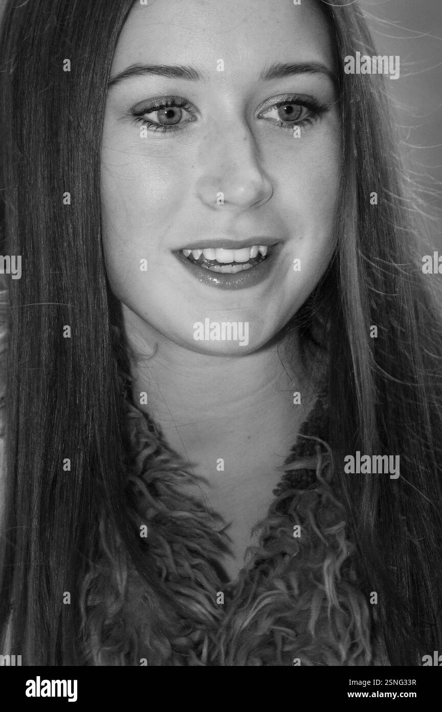 HAYLEY WESTENRA, JUNG, 2004: Sänger Hayley Westenra aus Neuseeland, am 27. März 2004 zu Beginn eines internationalen Rugbyspiels im Millennium Stadium in Cardiff. Foto: ROB WATKINS. INFO: Hayley Westenra ist eine neuseeländische klassische Crossover-Sängerin, die für ihre Engelsstimme und ihr Album Pure bekannt ist. Als Weltstar verbindet sie Klassik-, Folk- und Popstile. Westenra setzt sich durch ihre Musik auch für UNICEF und zahlreiche wohltätige Zwecke ein. Stockfoto